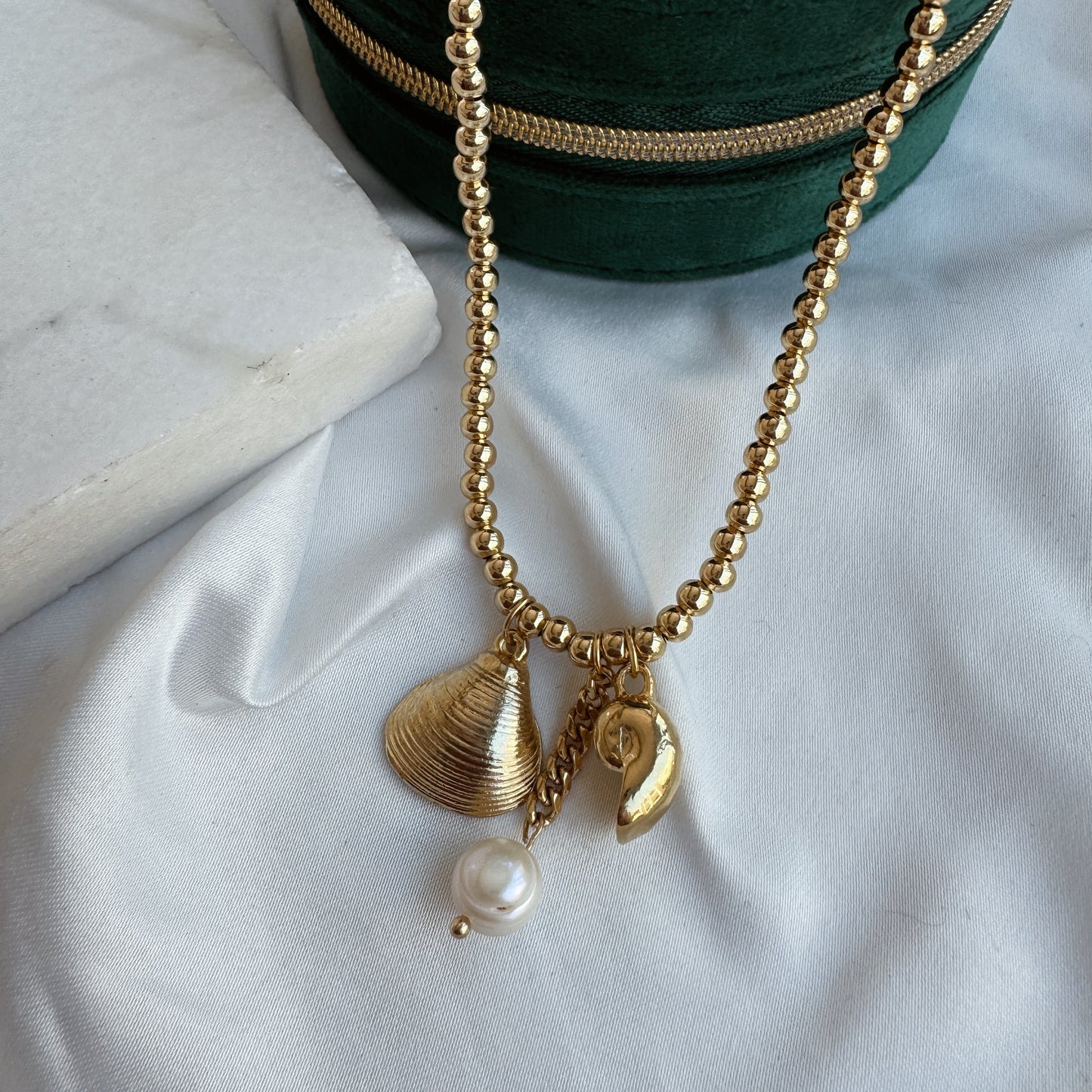 Collar balines y dijes