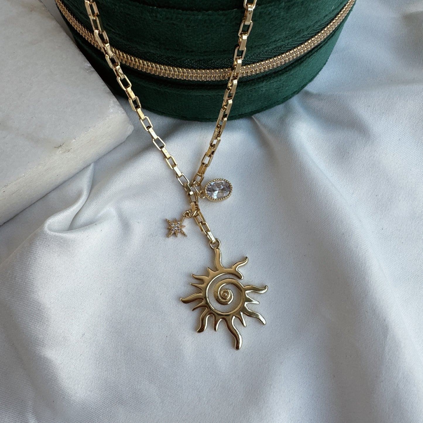 Collar sol destello dorado