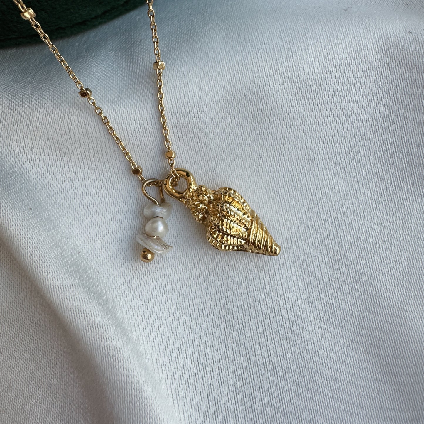Collar caracol y piedrita blanca