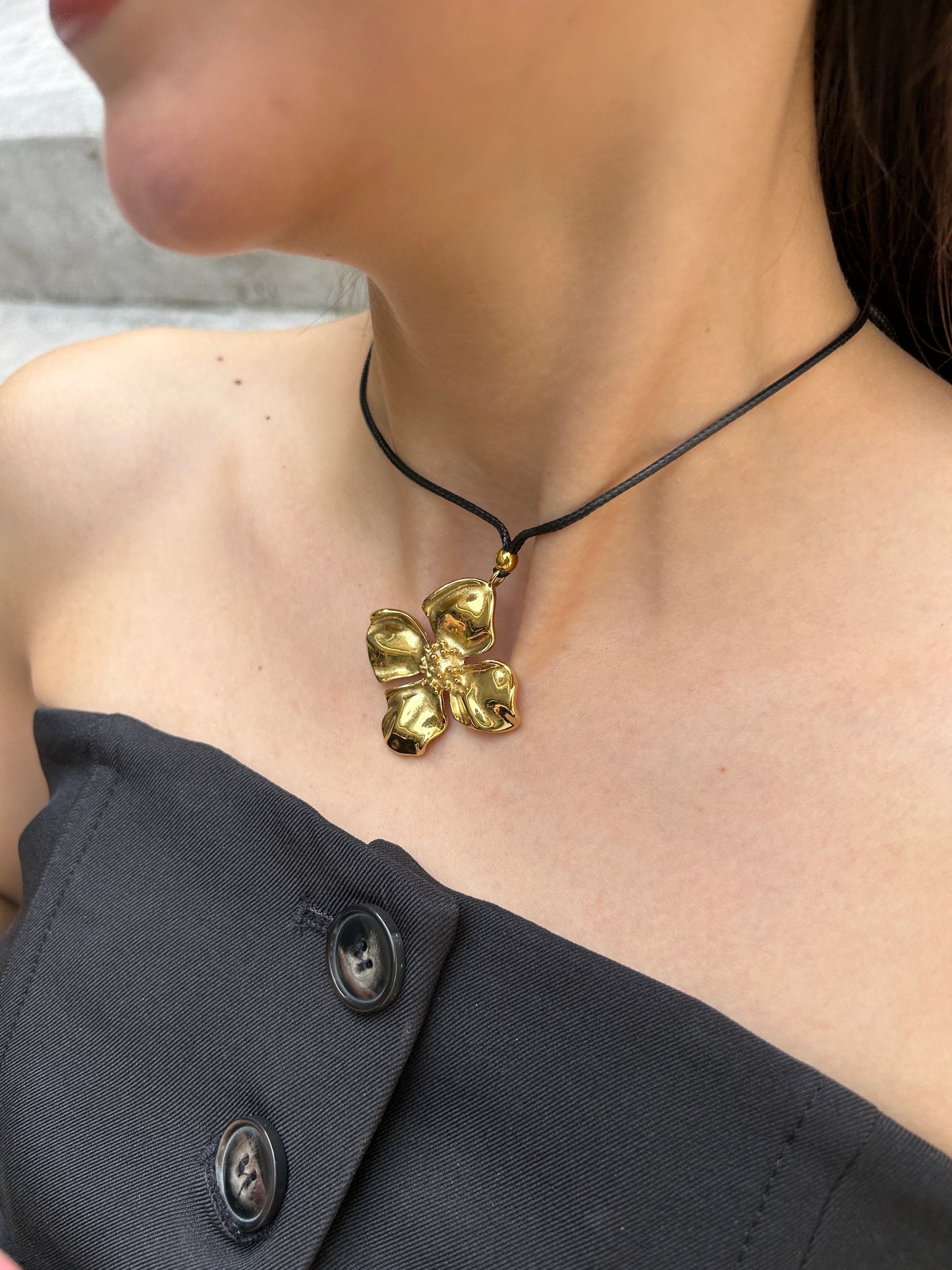Collar flor hilo negro