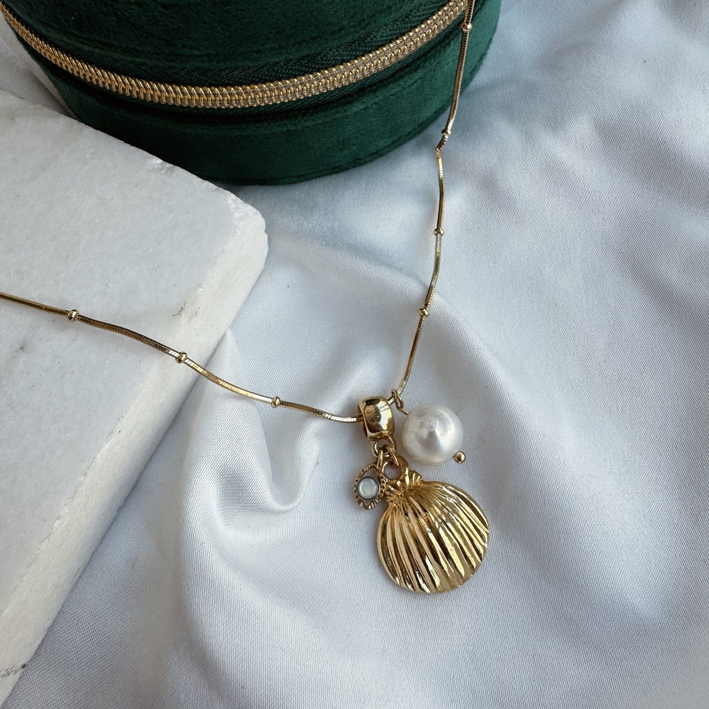 Collar concha y dijes