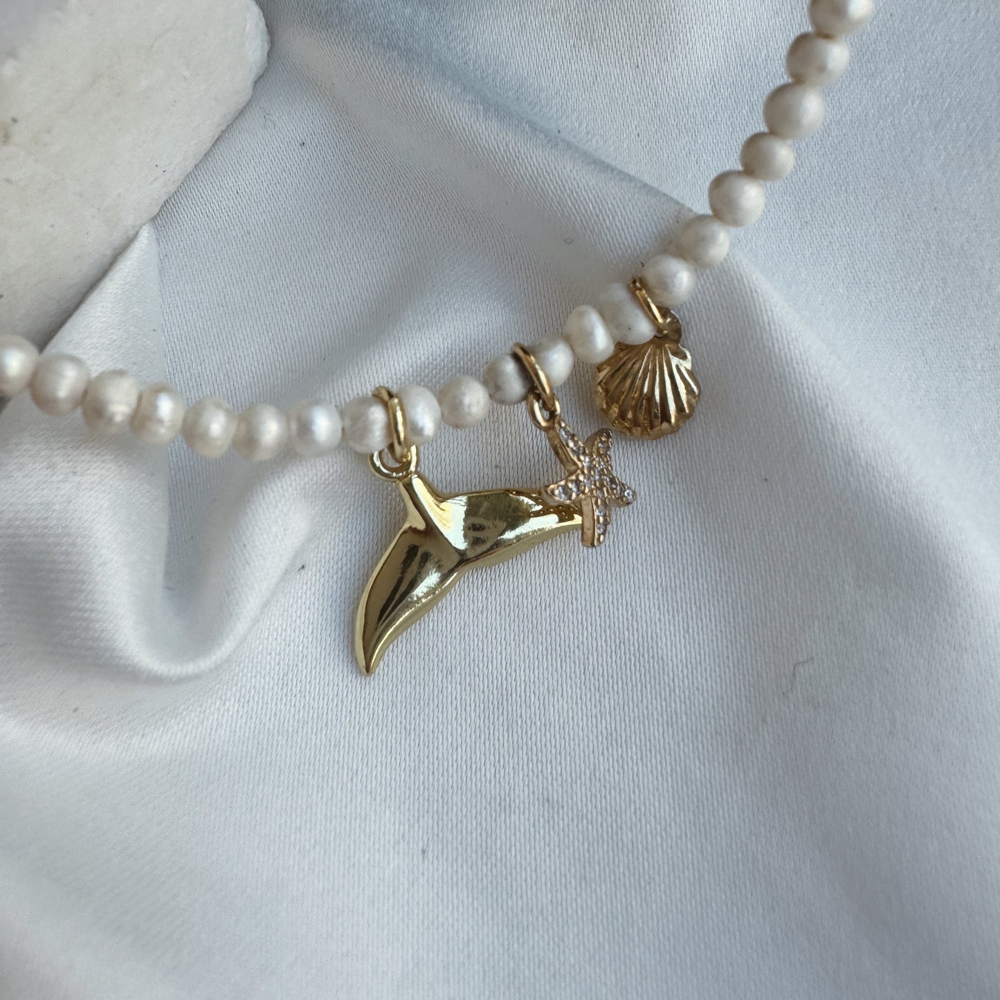 Collar perlas y dijes