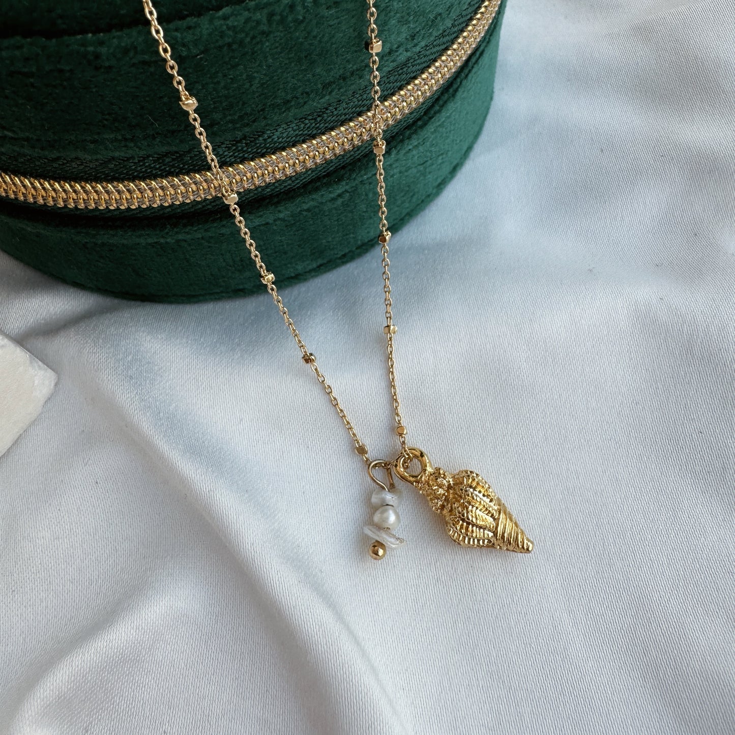 Collar caracol y piedrita blanca