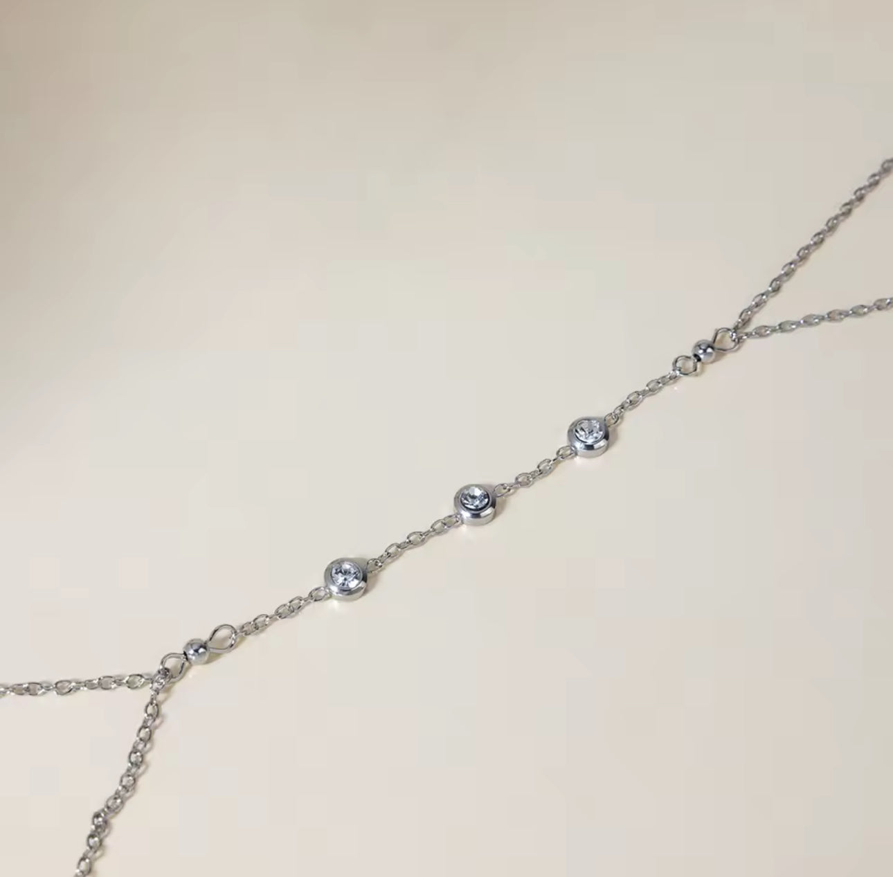 Hand bracelet plateado