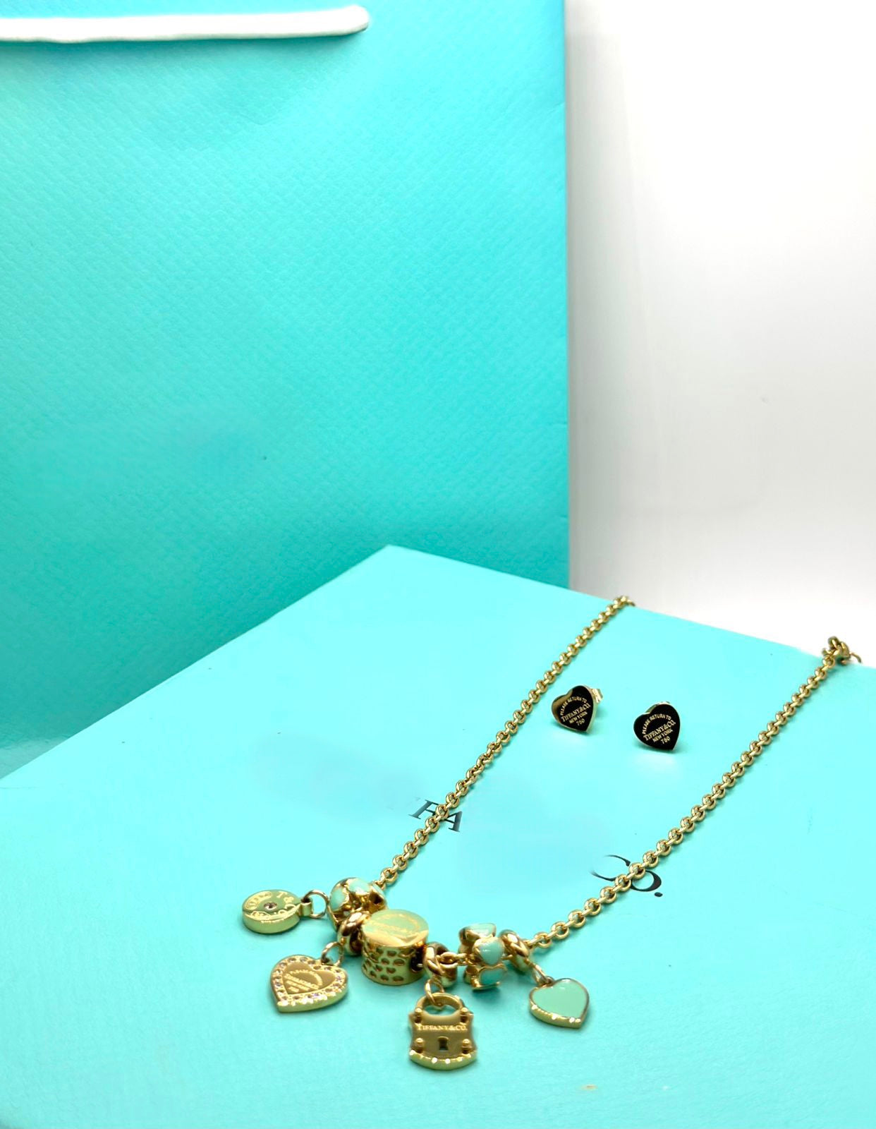Set tif charms