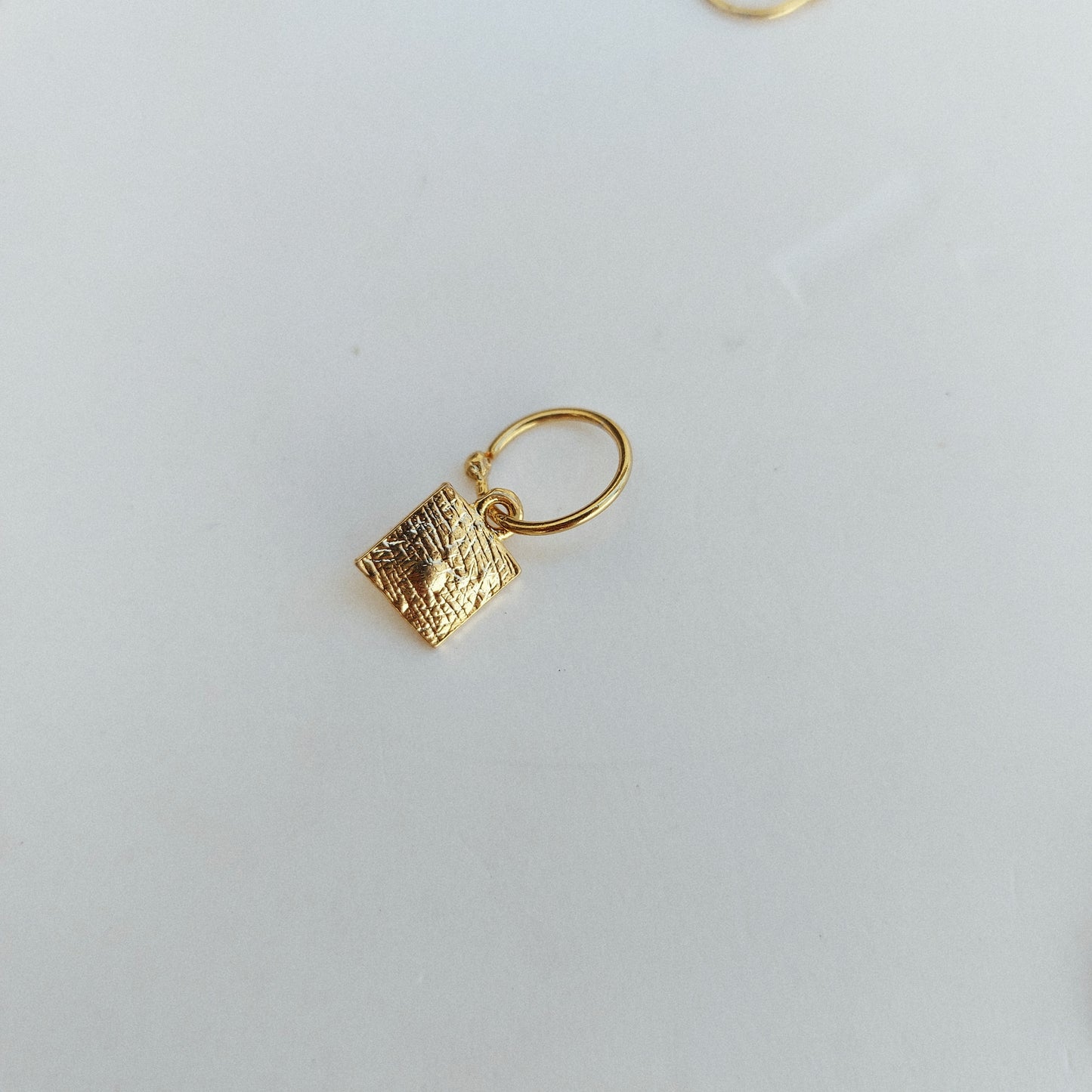 Piercing/huggie de cuadro