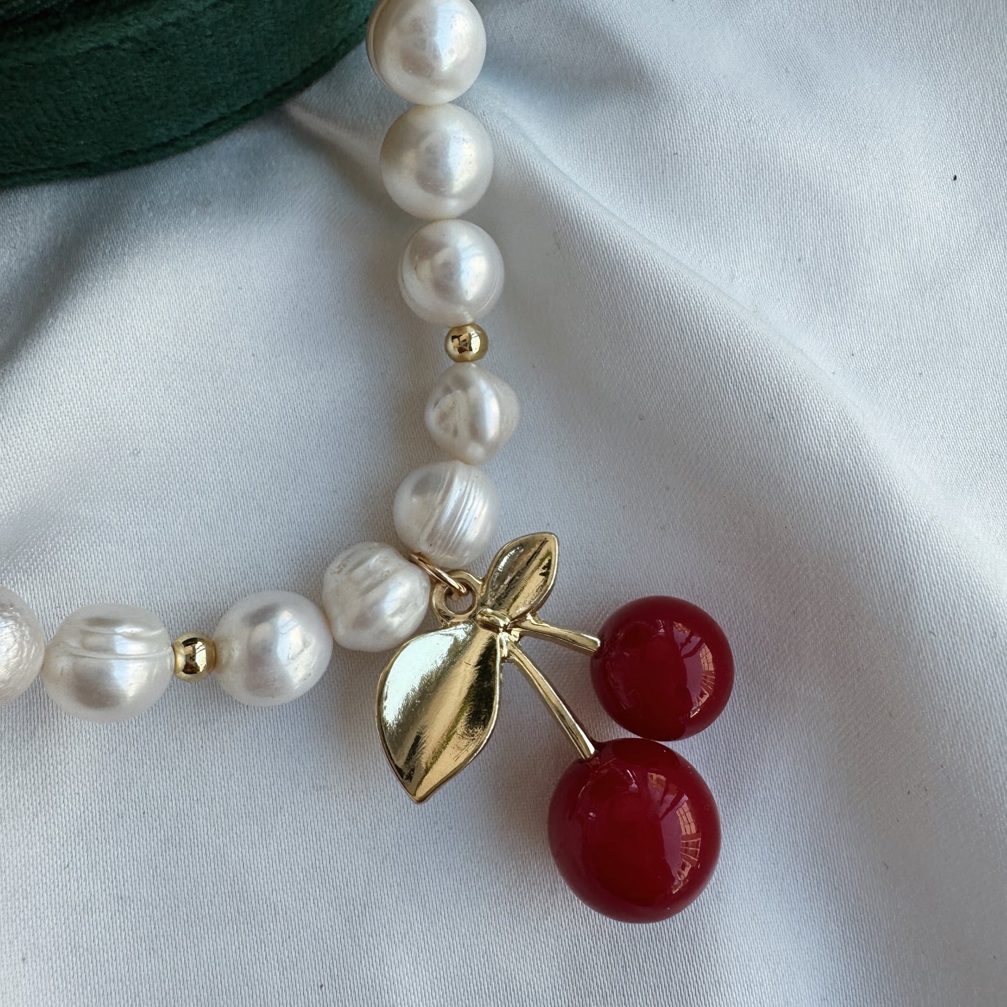 Collar perla y cereza grande