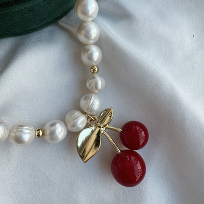 Collar perla y cereza grande