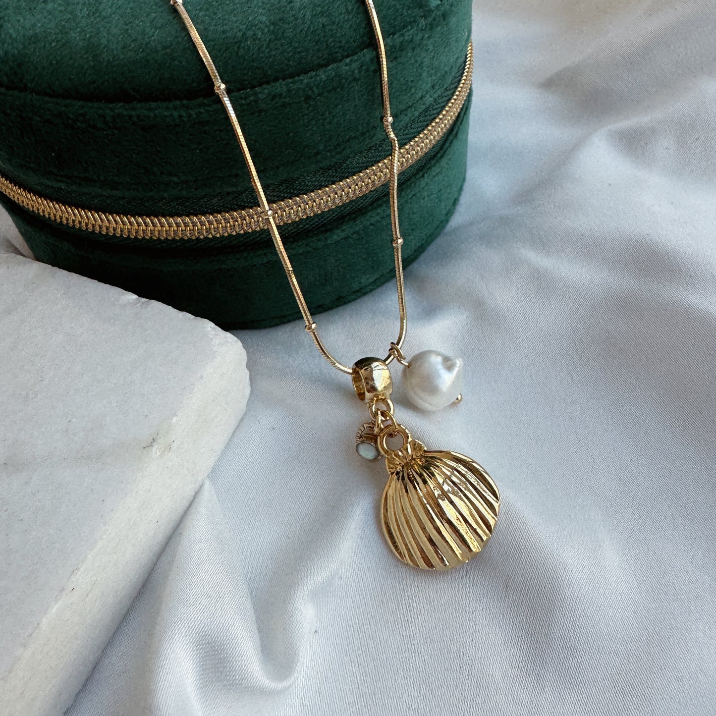 Collar concha y dijes