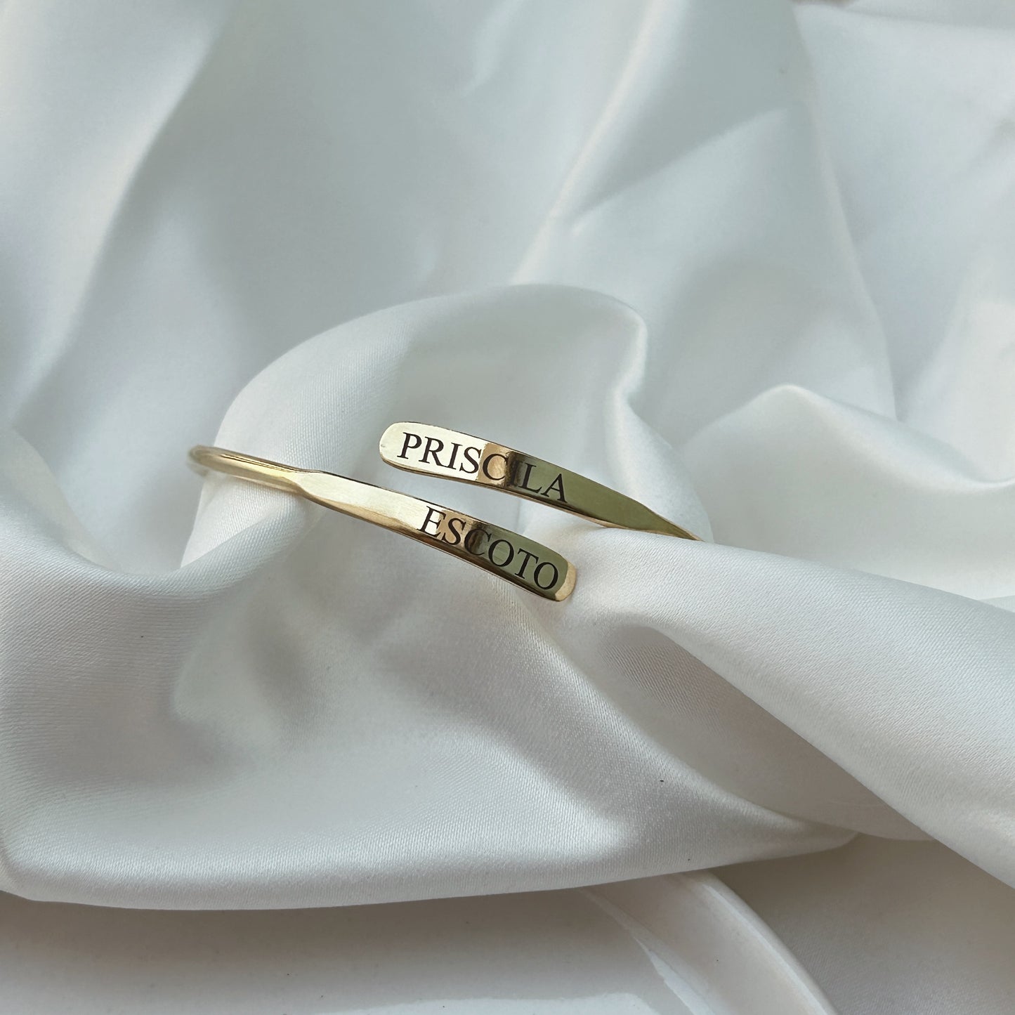 Brazalete delgado personalizado