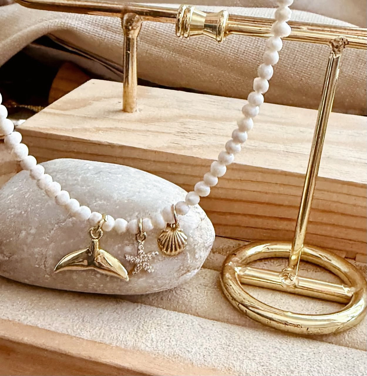 Collar perlas y dijes