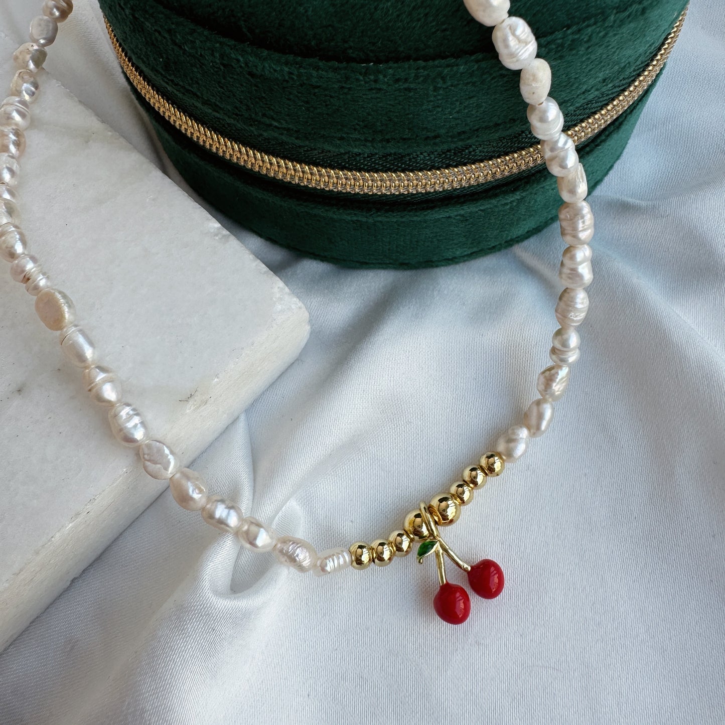 Collar perla y cereza liso