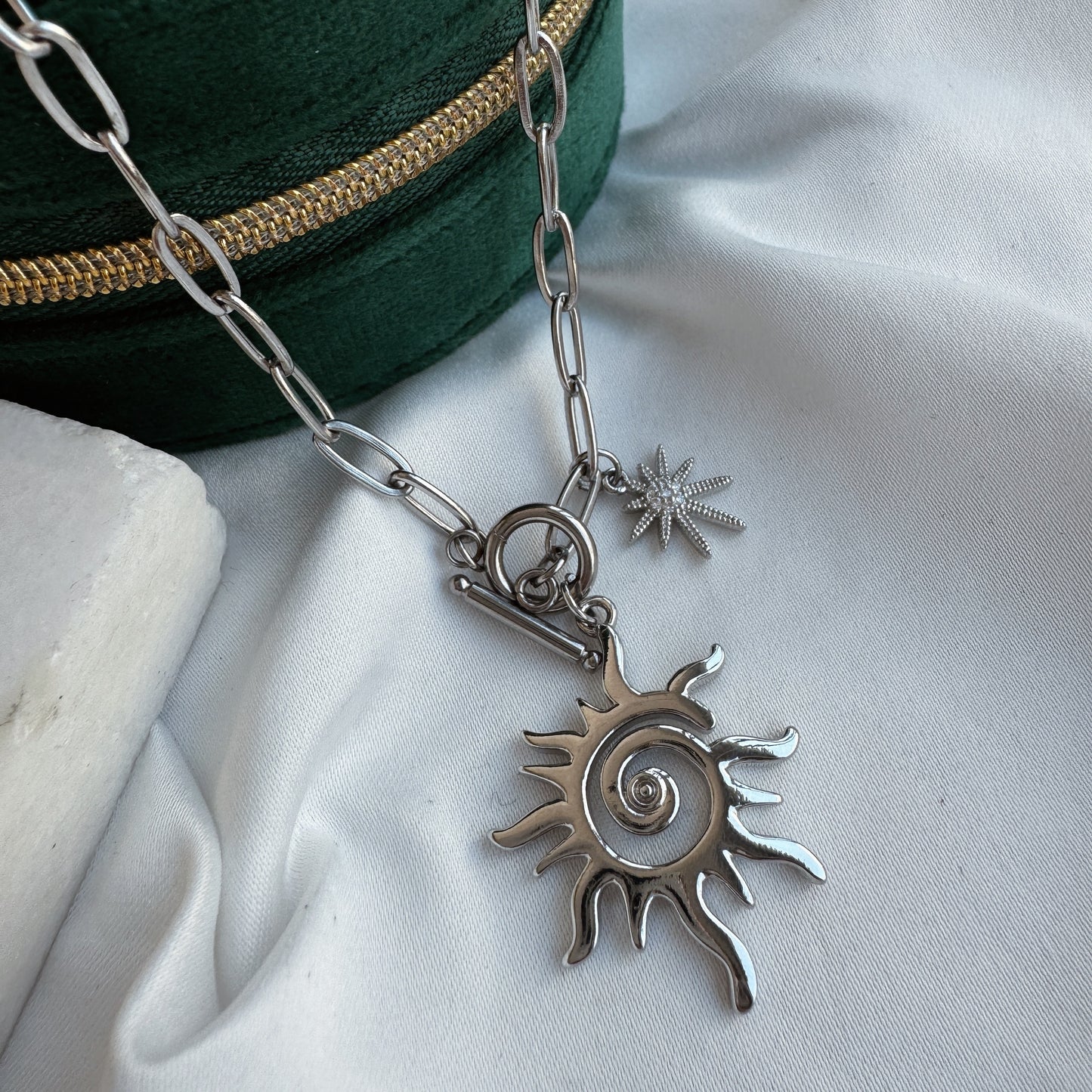 Collar sol destello plateado