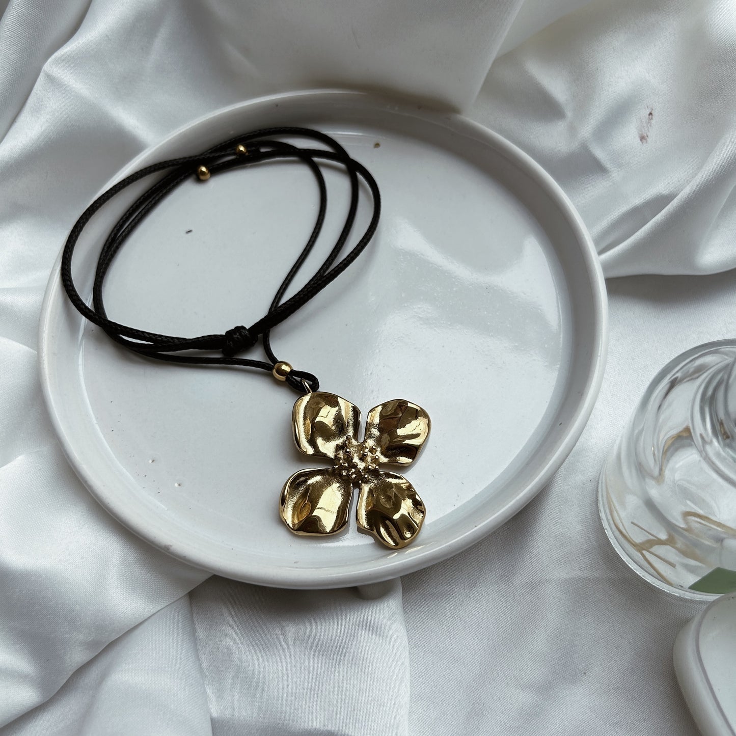 Collar flor hilo negro