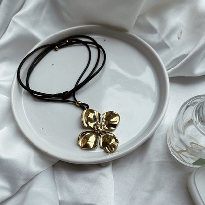 Collar flor hilo negro