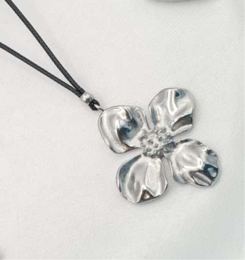Collar flor hilo negro