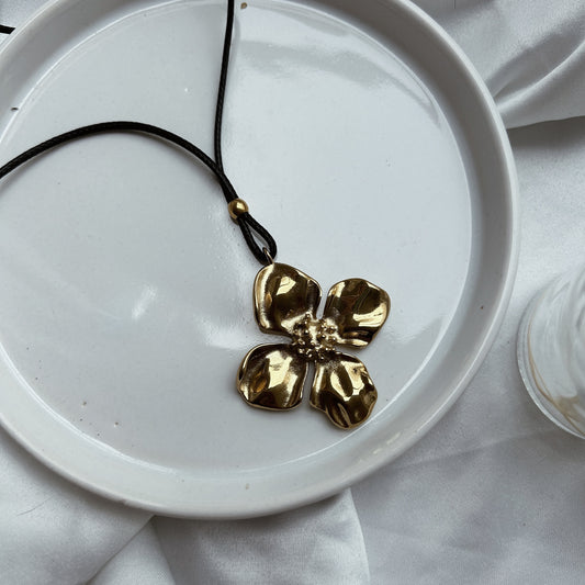 Collar flor hilo negro