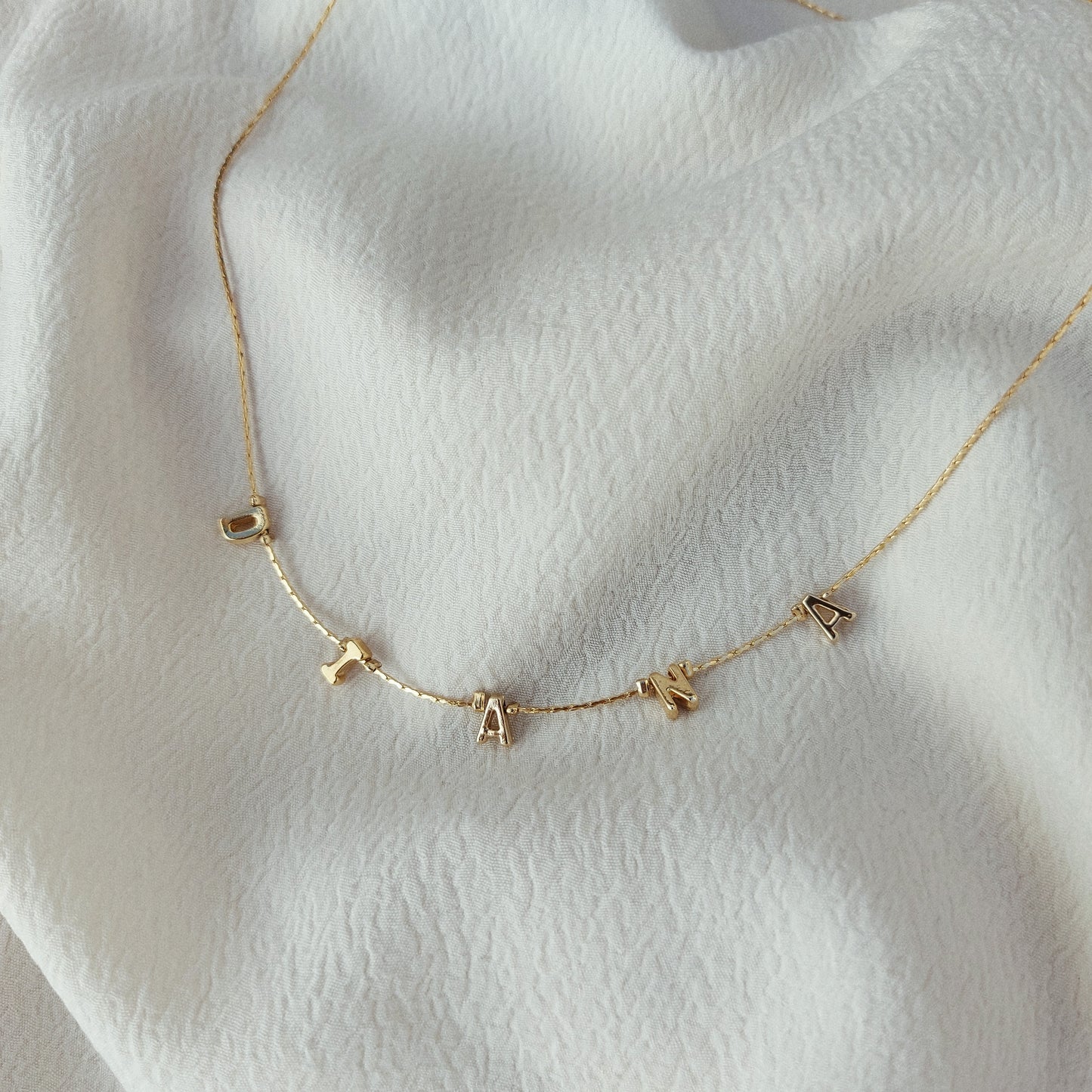 Collar con letra transversal