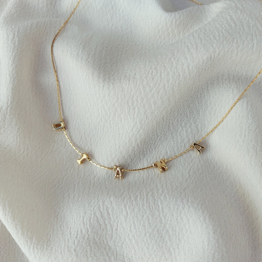 Collar con letra transversal