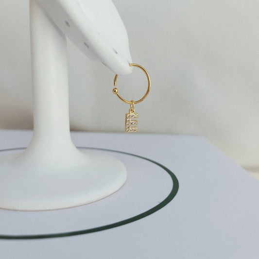 Piercing/huggie letra circonia