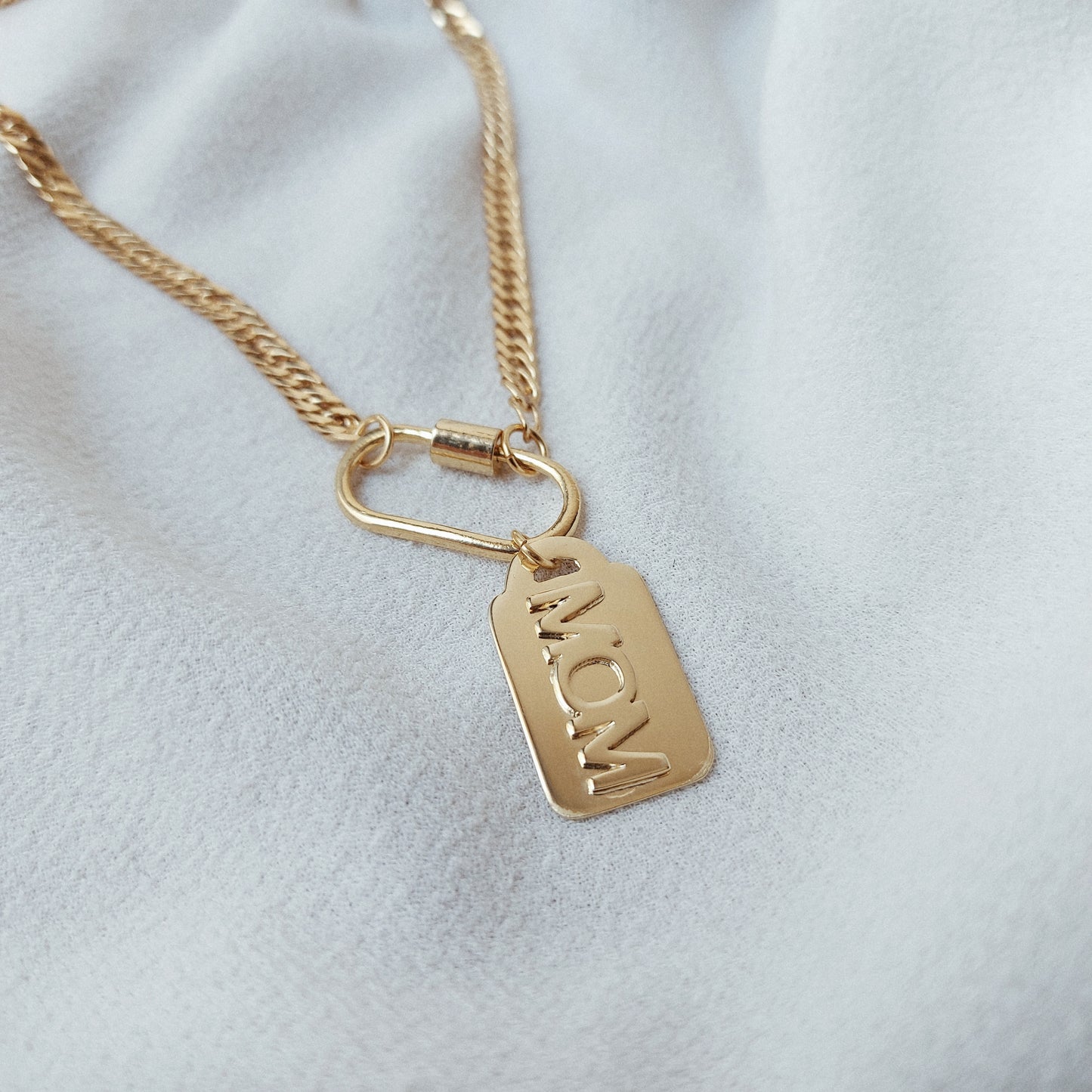 Collar placa MOM