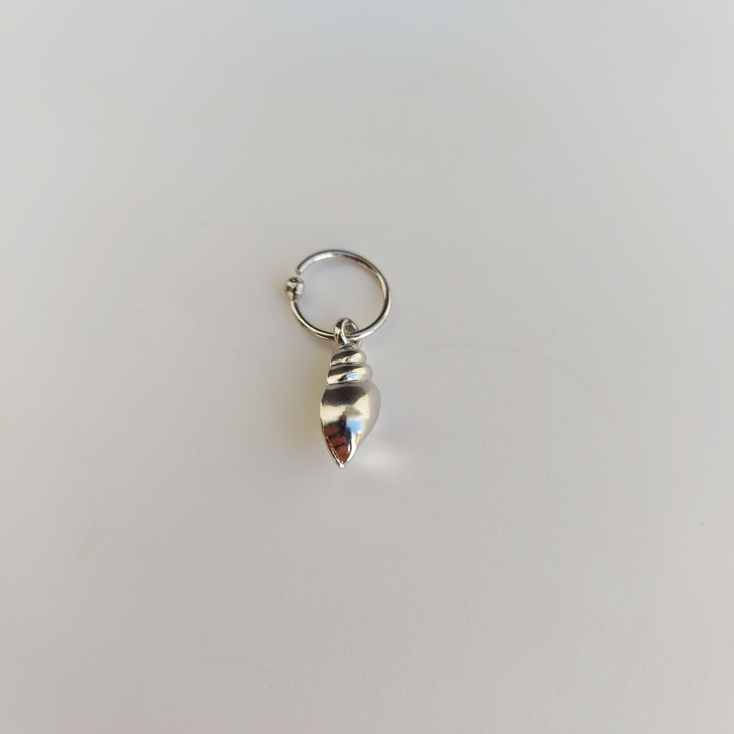 Piercing/huggie caracol plateado