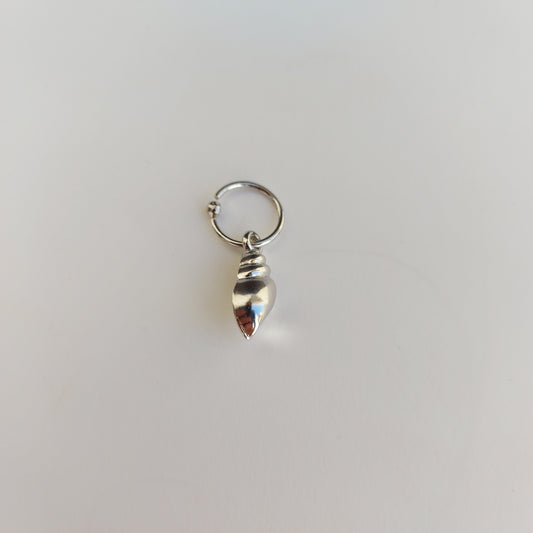Piercing/huggie caracol plateado