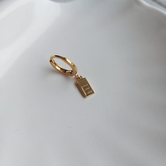 Piercing/huggie placa letra