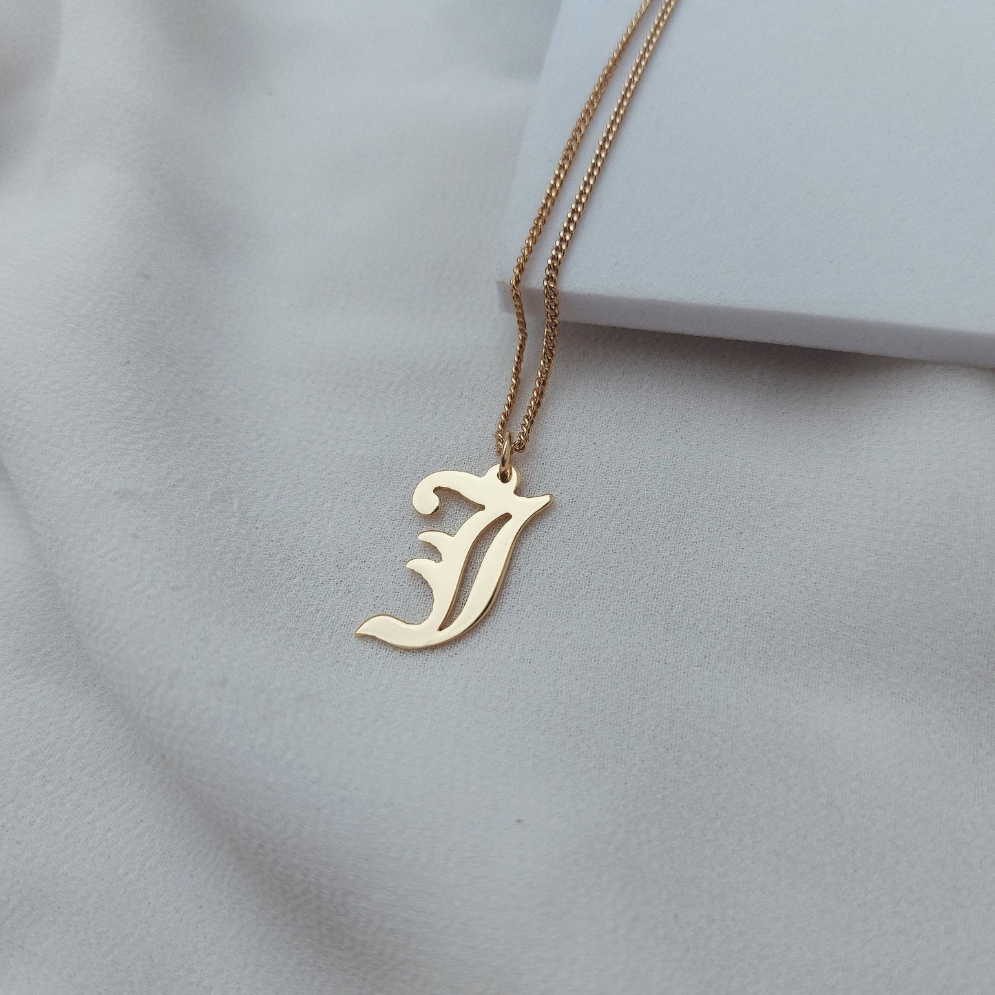 cadena con inicial gótica
