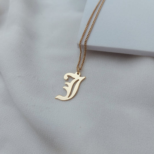 cadena con inicial gótica