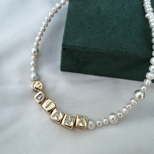 Collar Perlas letra cubo